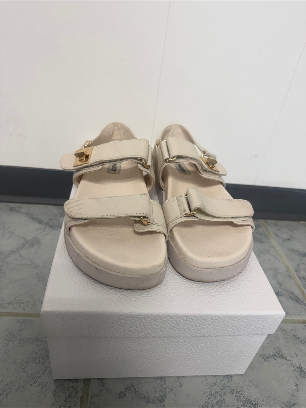 Steve Madden Beige Leather Platform Sandals with Gold Hardware